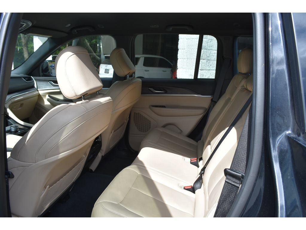 Used 2023 Jeep Grand Cherokee Limited image 11