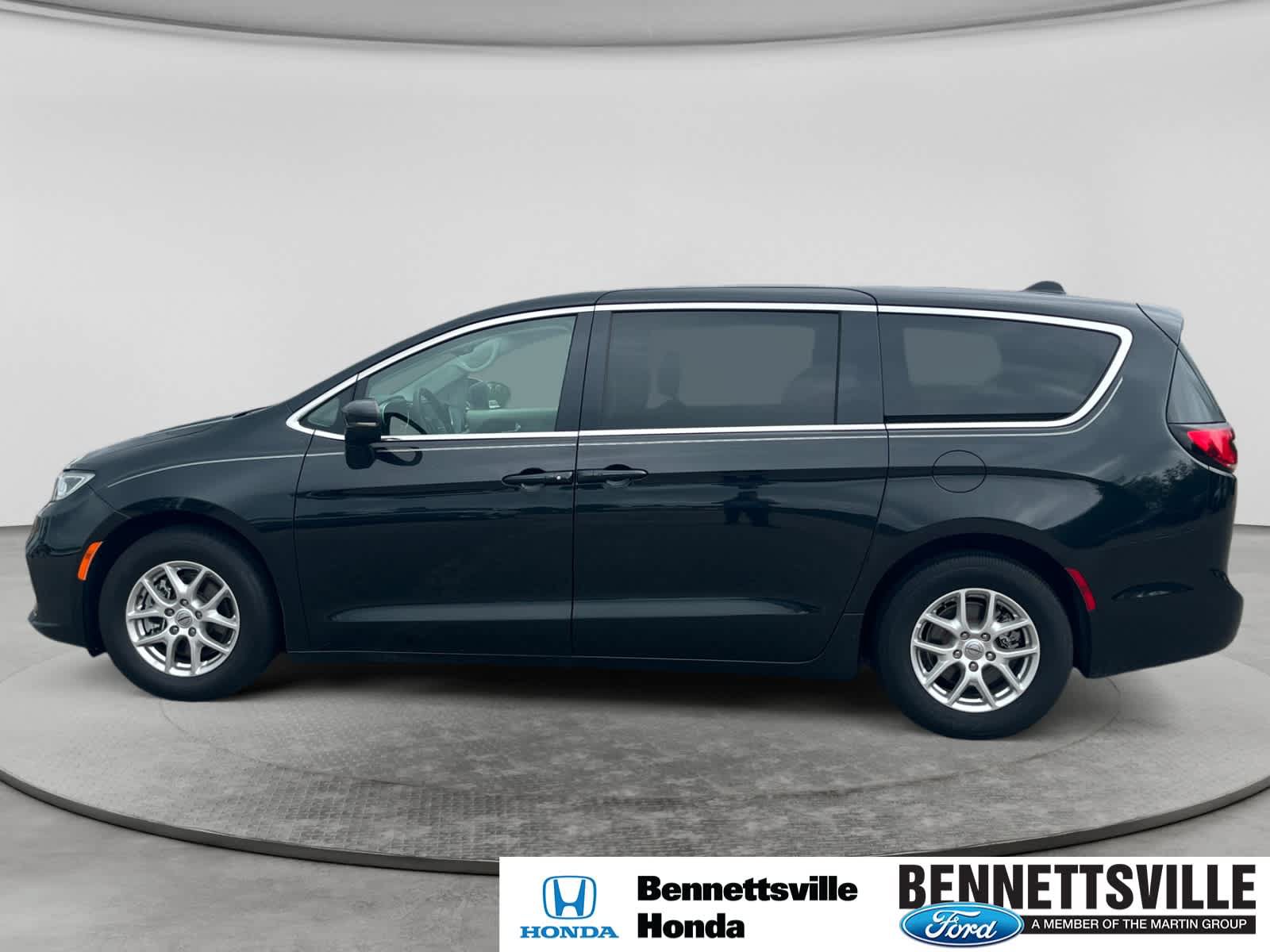 Used 2023 Chrysler Pacifica Touring-L FWD image 8
