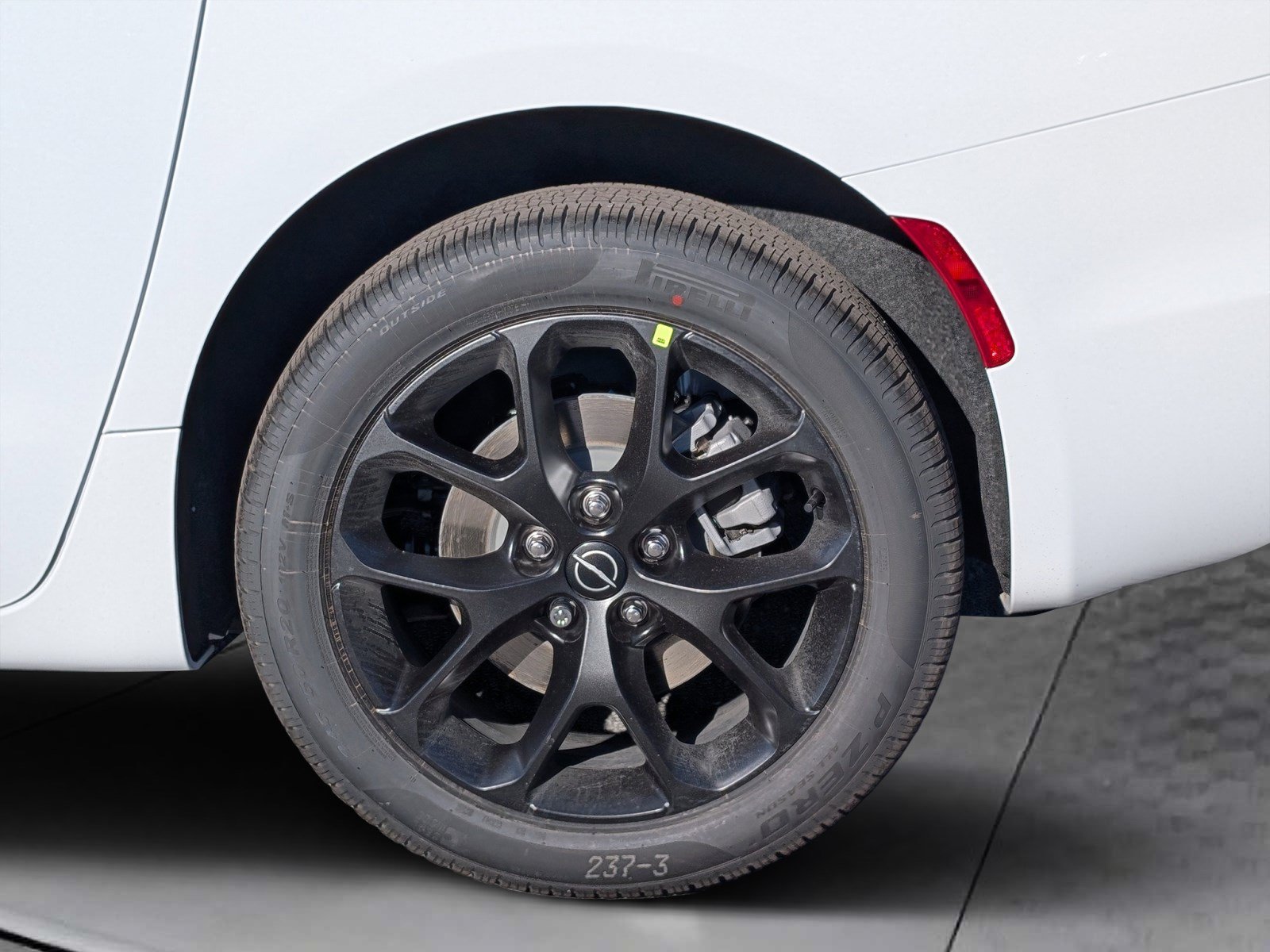New 2026 Chrysler Pacifica Limited w/ S Appearance Package AWD/4WD image 9