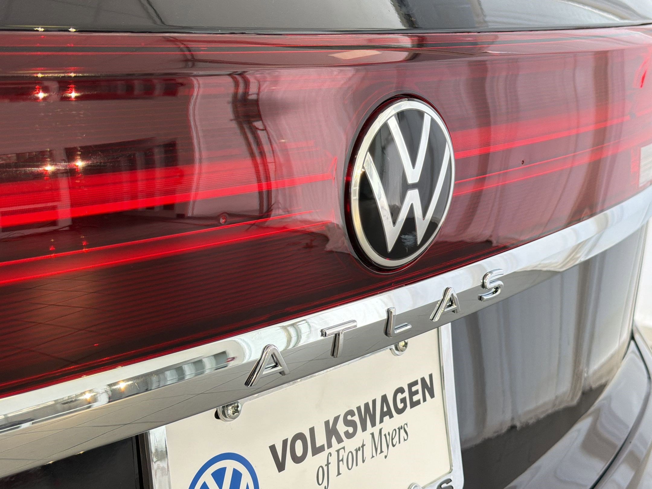 Used 2025 Volkswagen Atlas Cross Sport SE FWD image 34