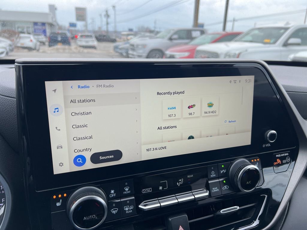 Used 2023 Toyota Highlander XLE image 12