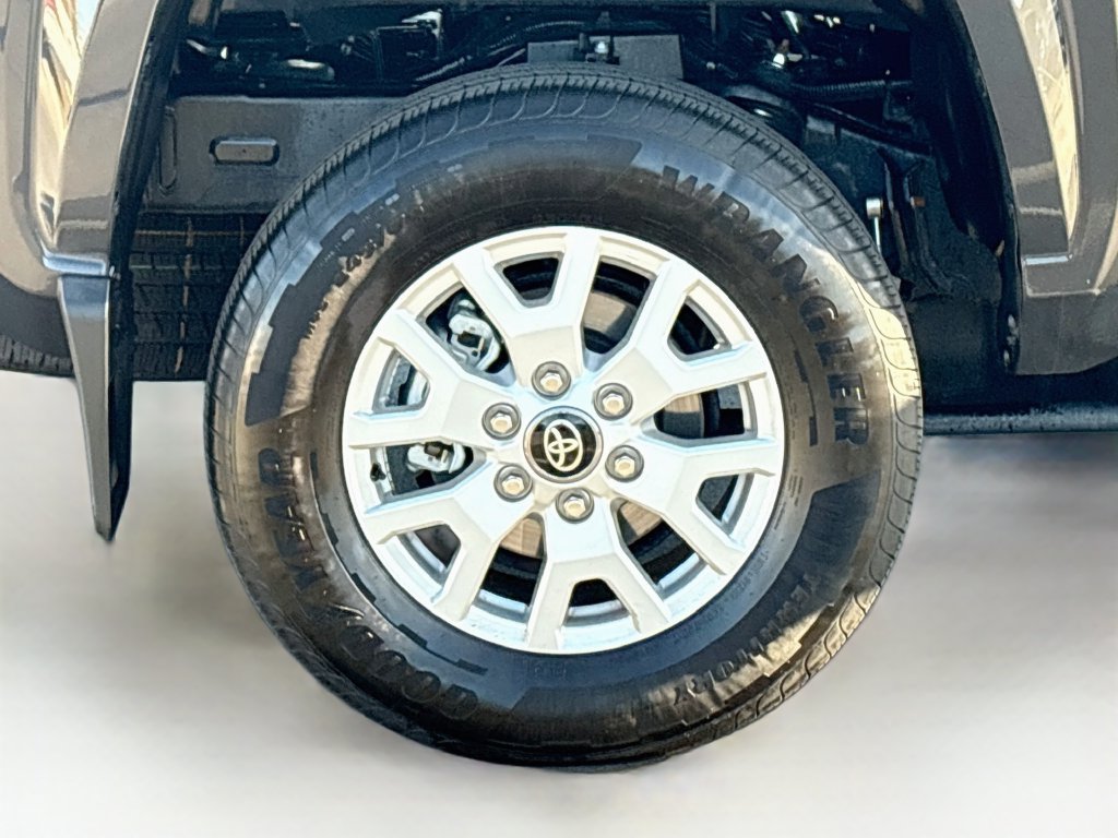 Used 2025 Toyota Tacoma SR5 AWD/4WD image 32