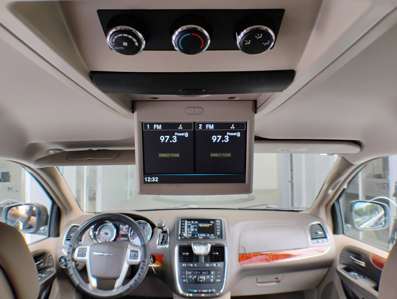 Used 2016 Chrysler Town & Country Touring image 20