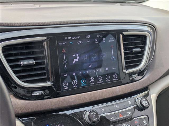 Used 2018 Chrysler Pacifica Touring-L w/ Premium Audio Group image 13