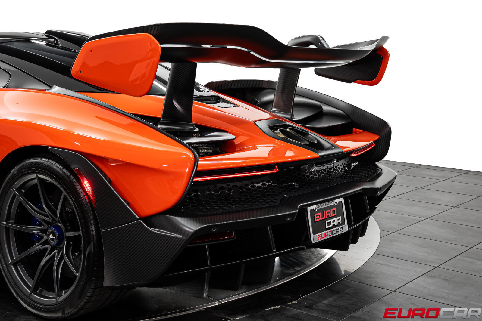 Used 2019 McLaren Senna RWD image 32