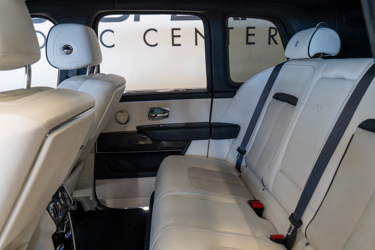 Used 2021 Rolls-Royce Cullinan Black Badge image 11