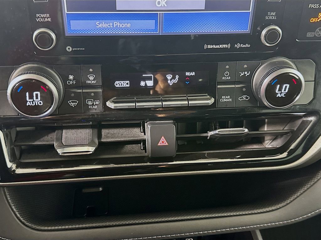 Used 2021 Toyota Highlander LE AWD/4WD image 21