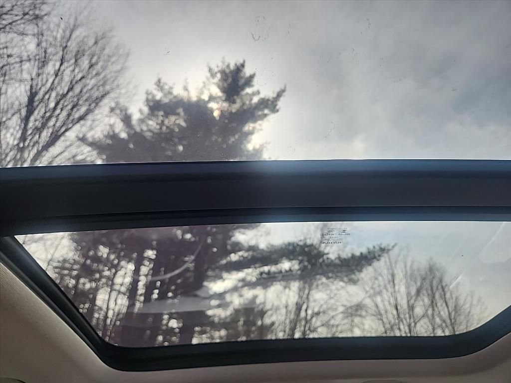 Certified 2025 Volvo XC40 B5 Core AWD/4WD image 33