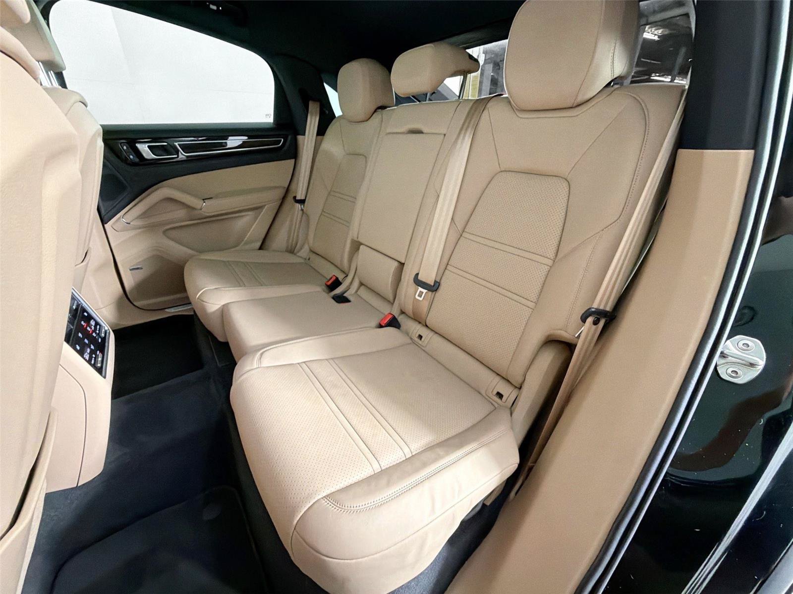 Certified 2022 Porsche Cayenne Platinum Edition AWD/4WD image 26