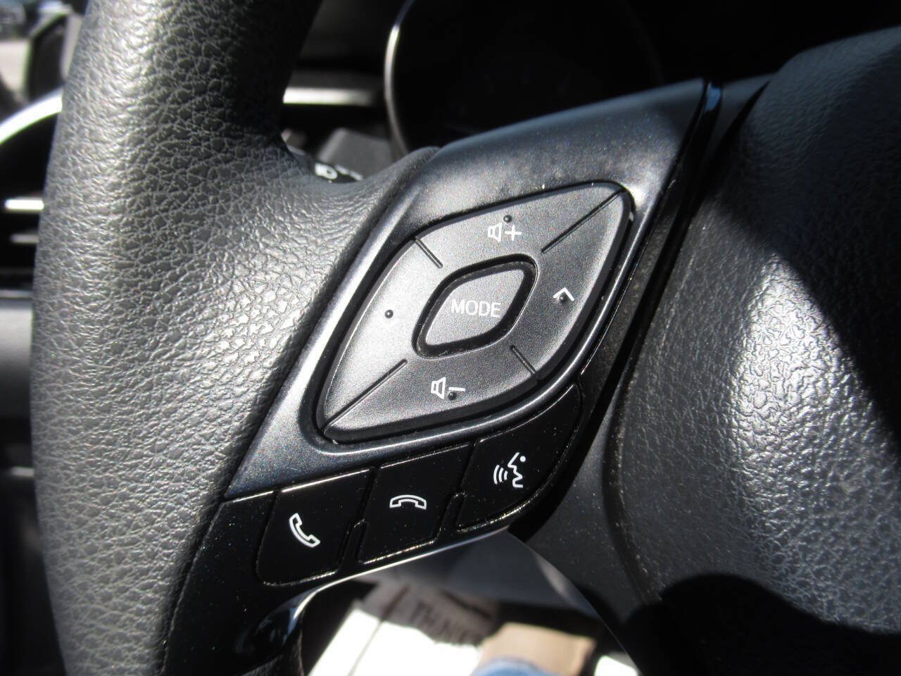 Used 2019 Toyota C-HR LE FWD image 21