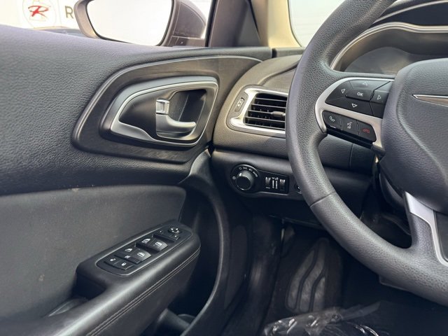 Used 2015 Chrysler 200 Limited image 20