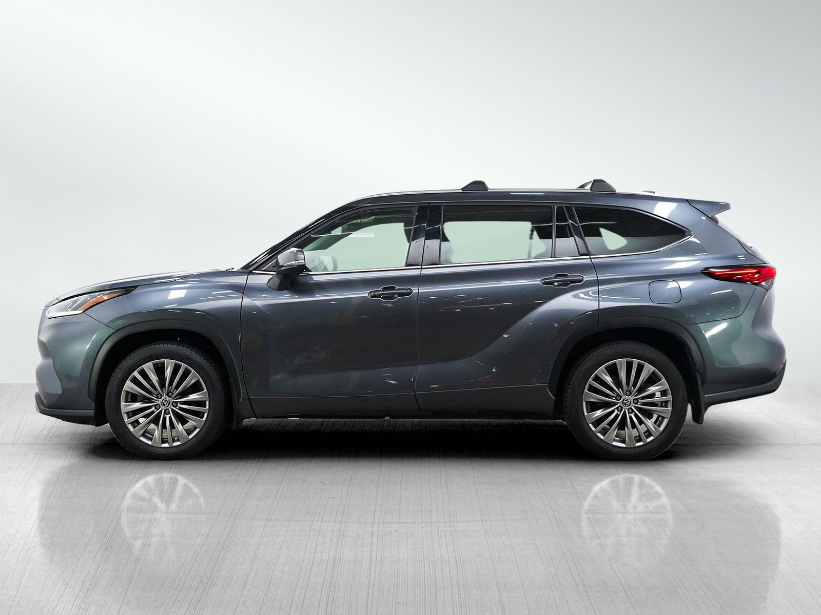 Used 2020 Toyota Highlander Platinum AWD/4WD image 2