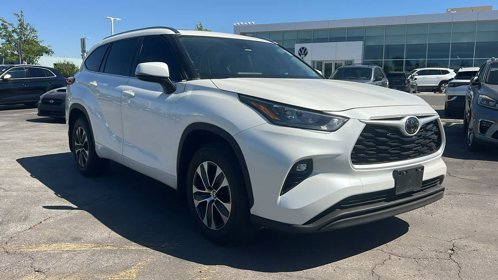 Used 2020 Toyota Highlander XLE AWD/4WD image 3