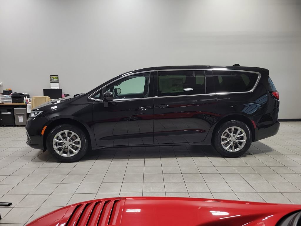 New 2026 Chrysler Pacifica Select image 4