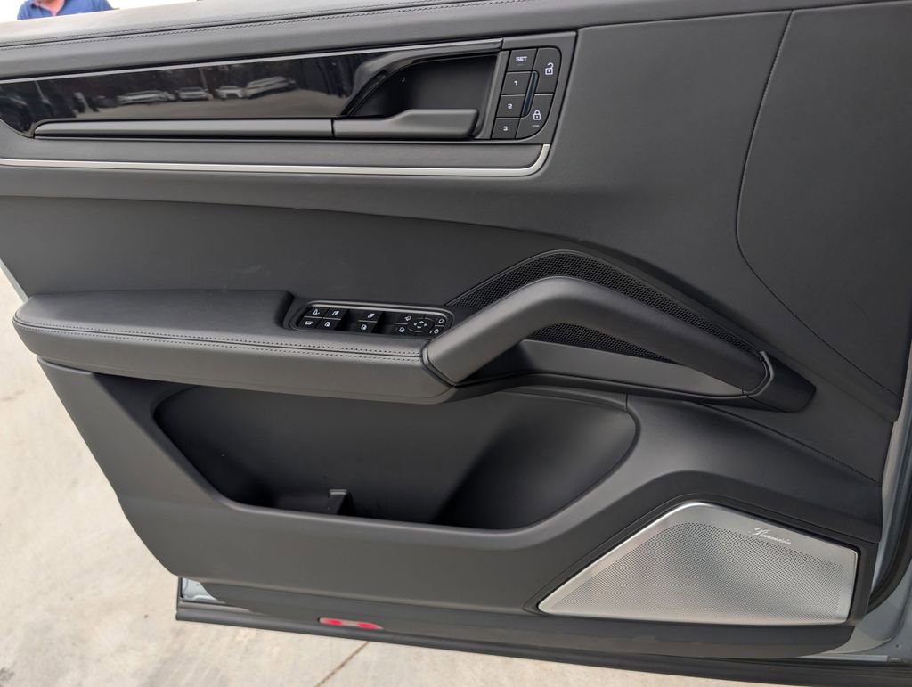 Certified 2025 Porsche Cayenne Turbo image 18