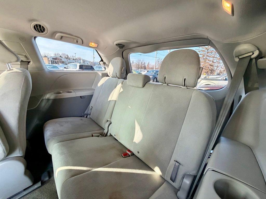 Used 2014 Toyota Sienna L image 11