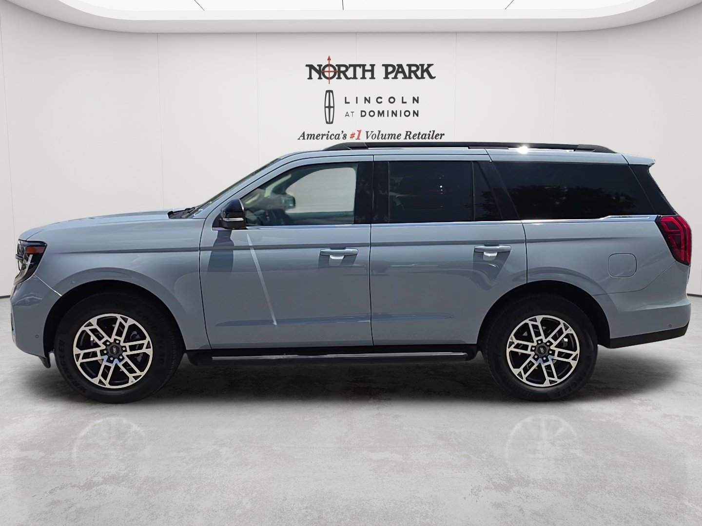 Used 2025 Ford Expedition Active RWD image 2