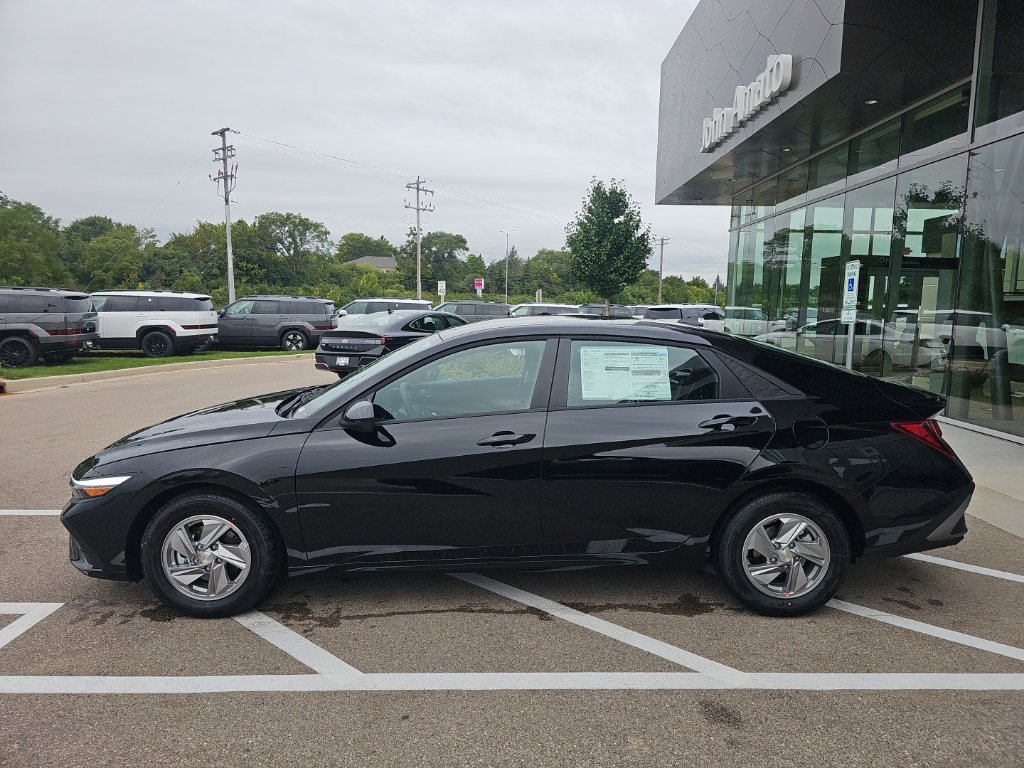 New 2026 Hyundai Elantra SE FWD image 2
