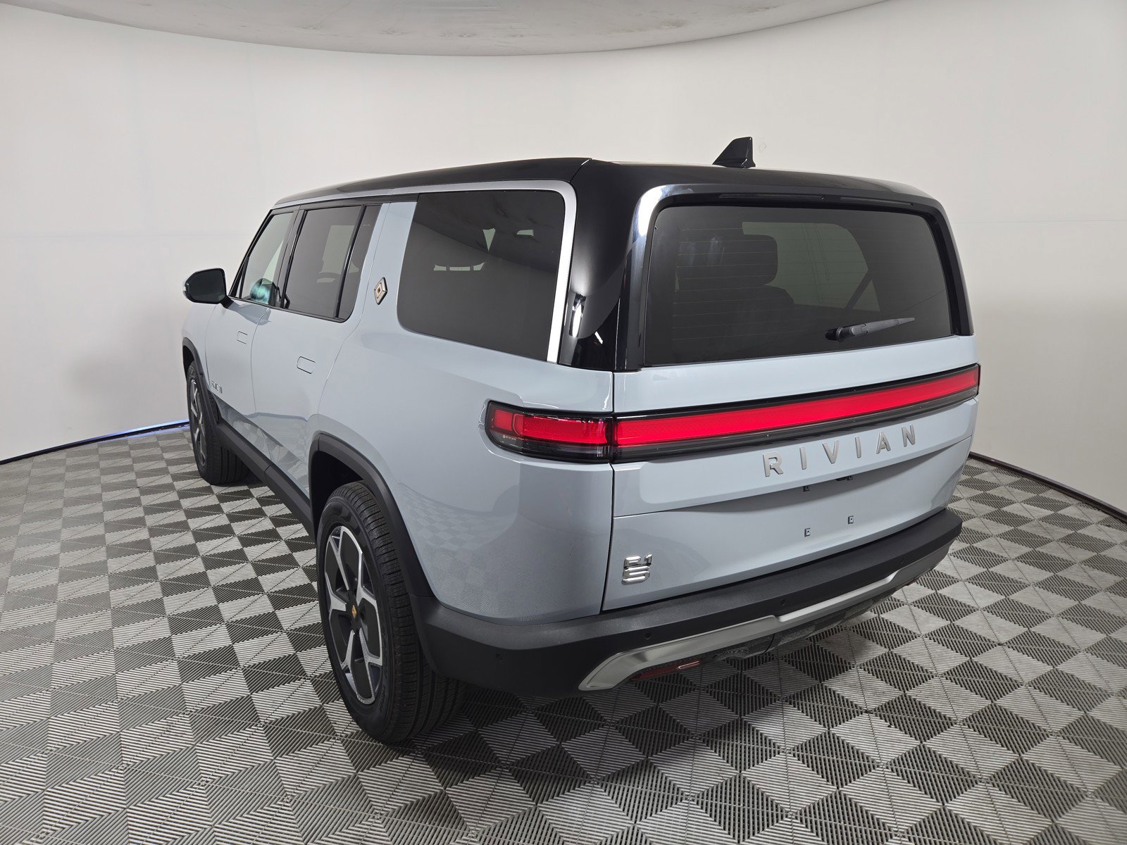 Used 2024 Rivian R1S Adventure AWD/4WD image 3