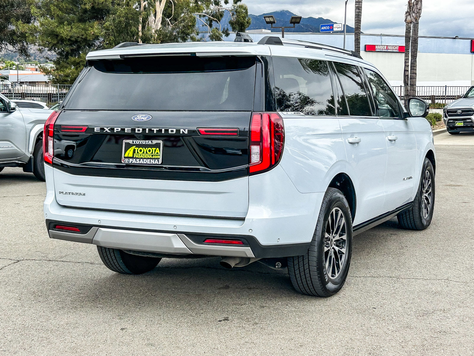 Used 2025 Ford Expedition Platinum AWD/4WD image 6