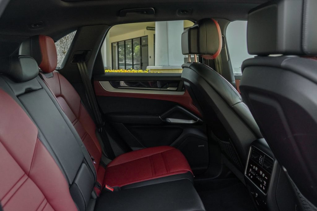 Used 2024 Porsche Cayenne AWD/4WD image 24