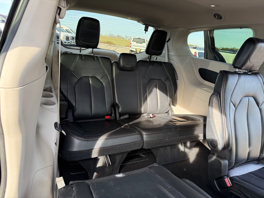 Used 2023 Chrysler Pacifica Touring-L image 19