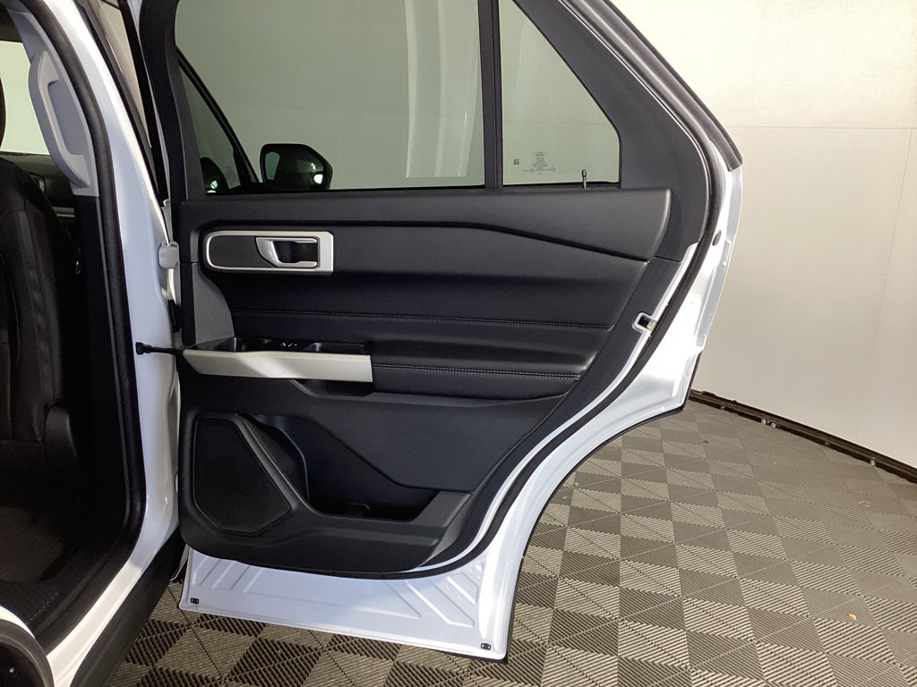 Used 2023 Ford Explorer XLT AWD/4WD image 11