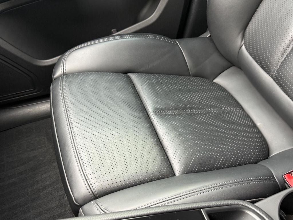 Used 2025 Porsche Macan AWD/4WD image 40