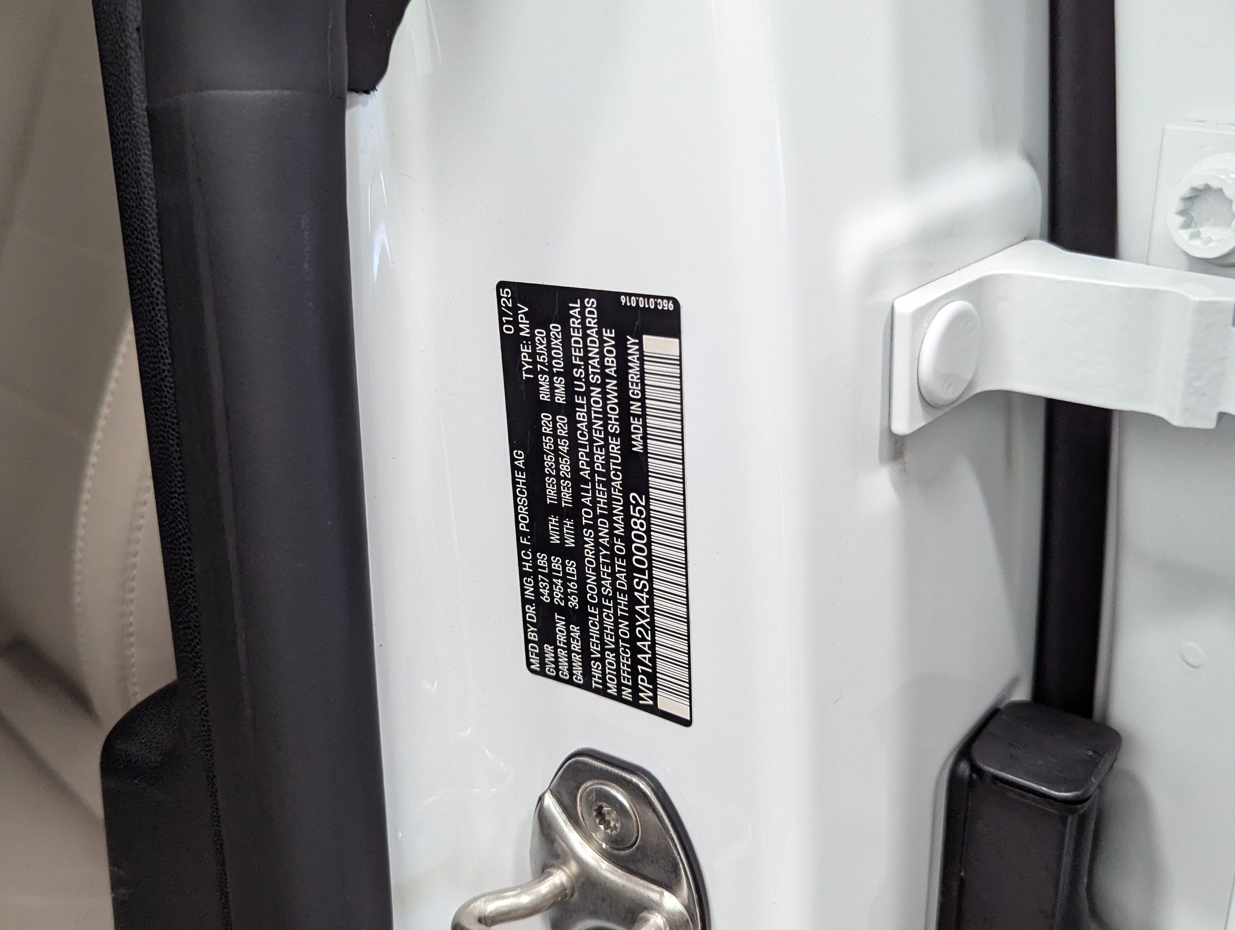 Certified 2025 Porsche Macan 4 Electric image 43