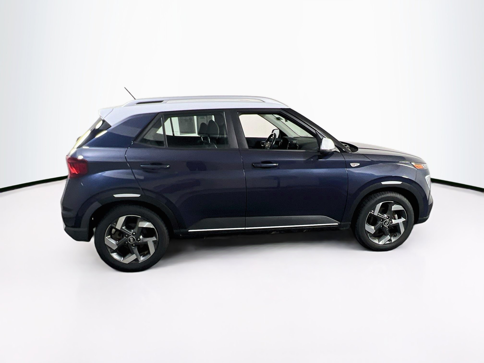 Used 2023 Hyundai Venue Limited FWD image 4