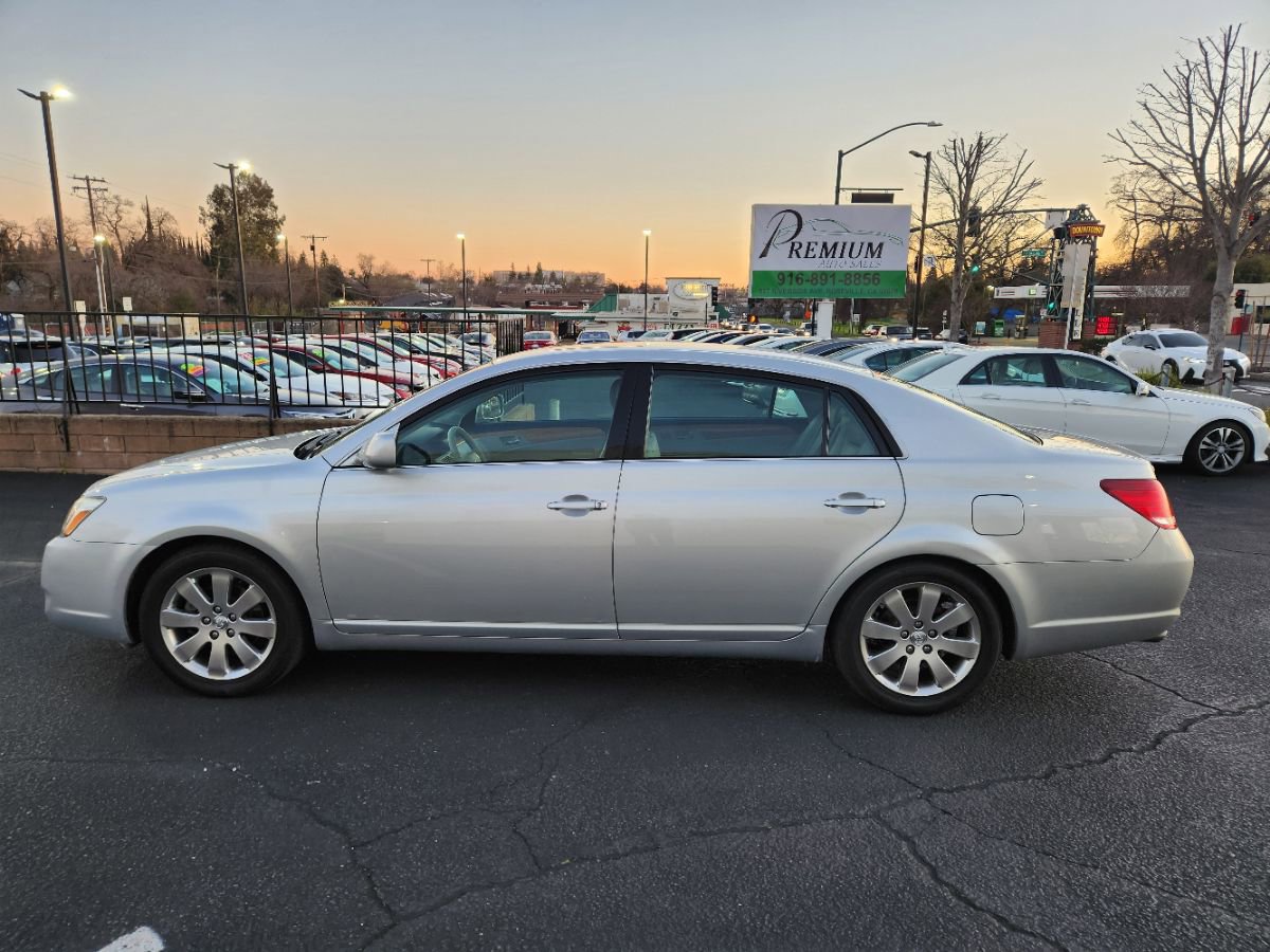 Used 2005 Toyota Avalon XLS image 2