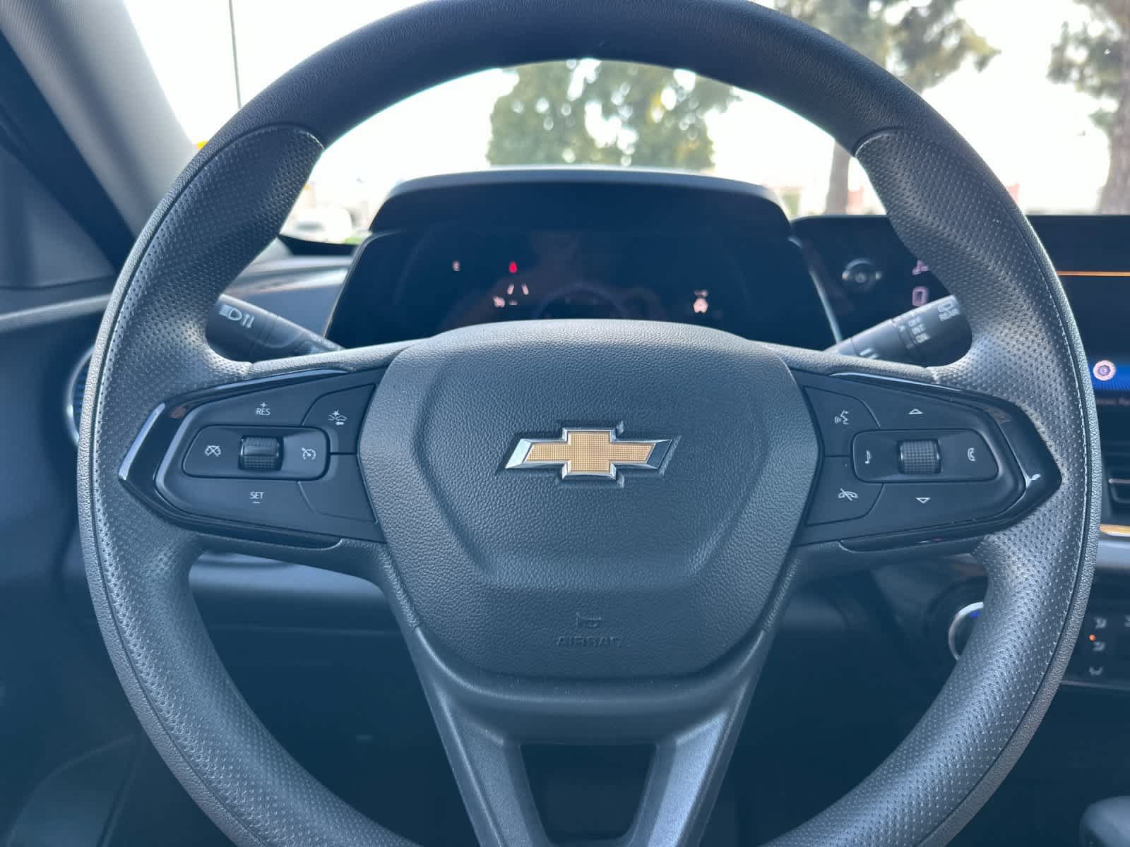 Used 2025 Chevrolet Trax LT FWD image 24