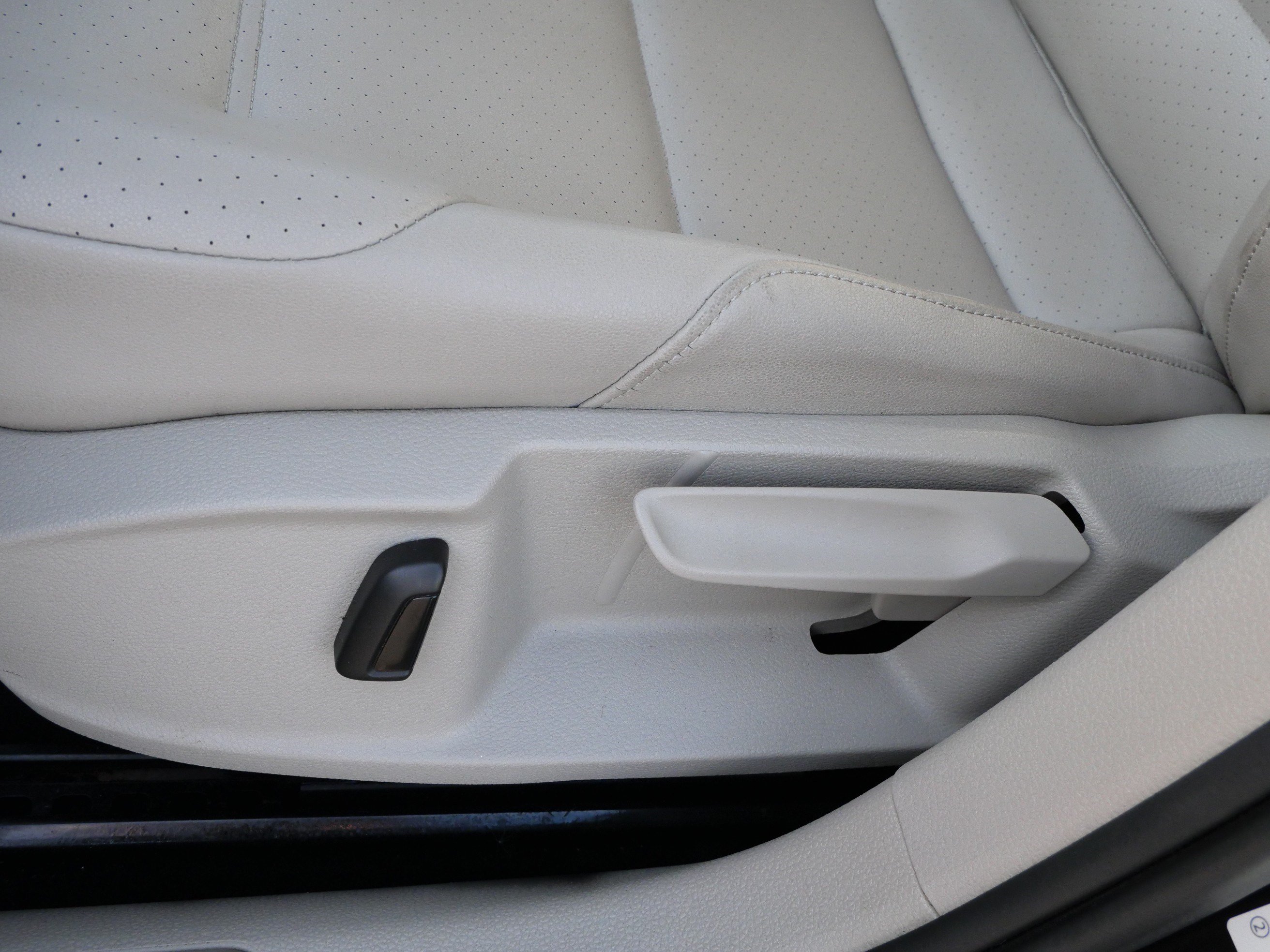 Used 2017 Volkswagen e-Golf SEL Premium FWD image 20