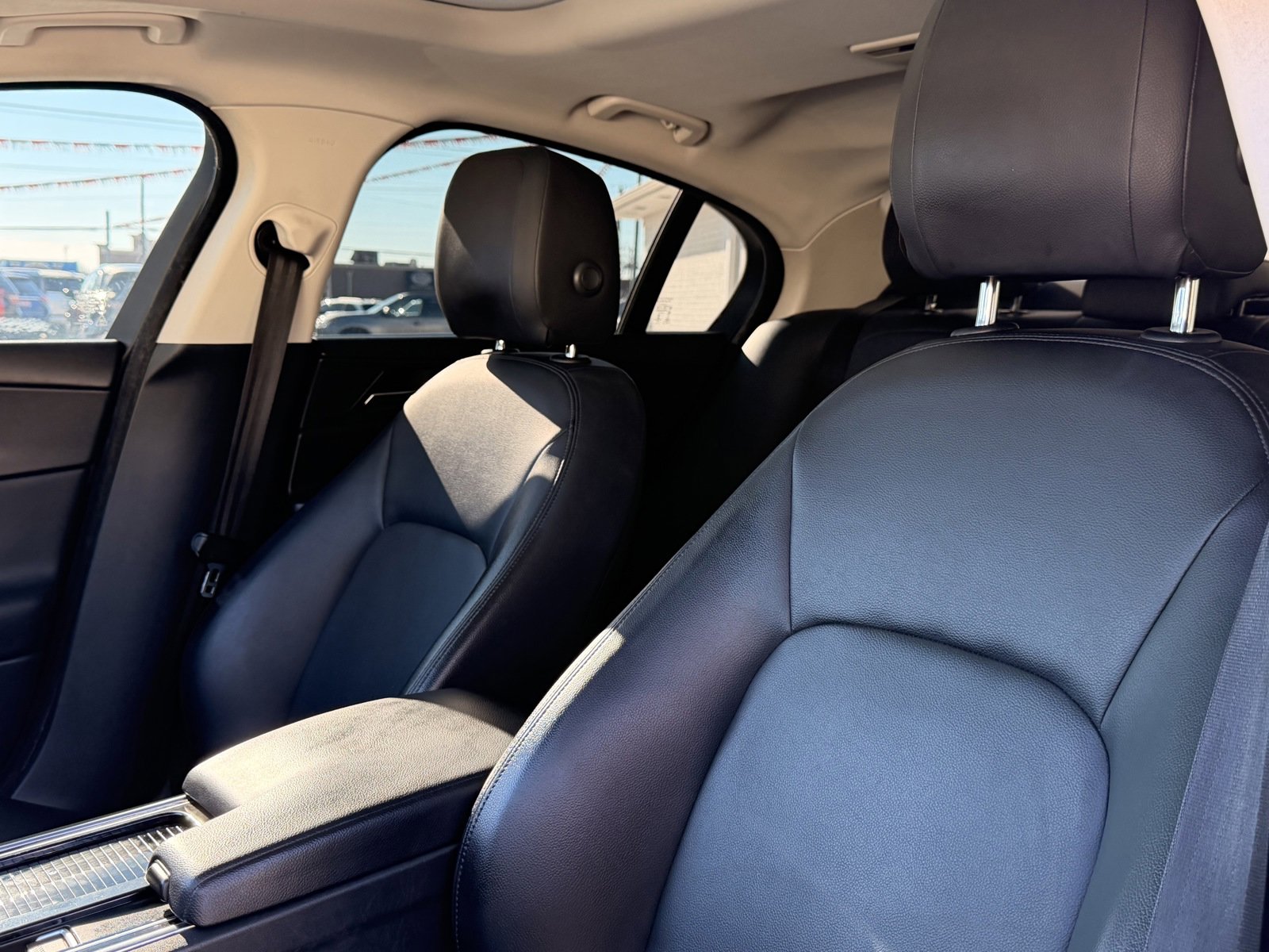 Used 2019 Jaguar XE Premium image 19