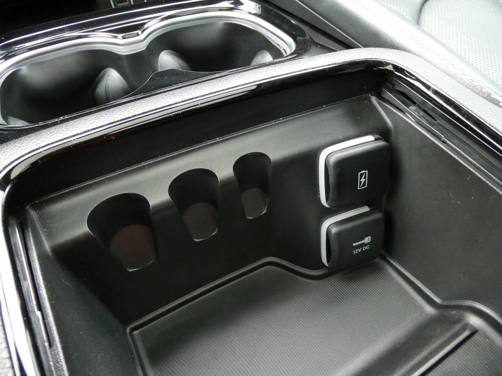 Used 2024 Chrysler Pacifica Premium image 32