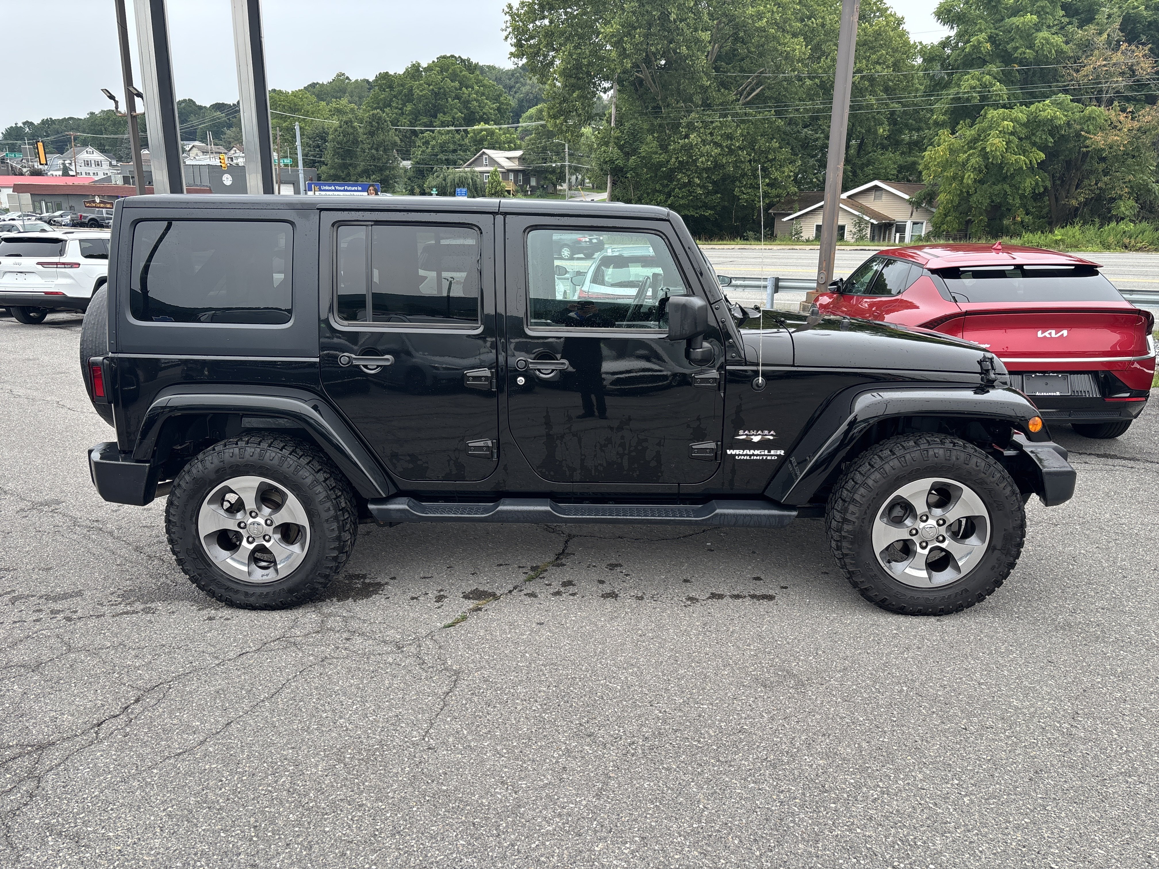 Used 2017 Jeep Wrangler Unlimited Sahara AWD/4WD image 2