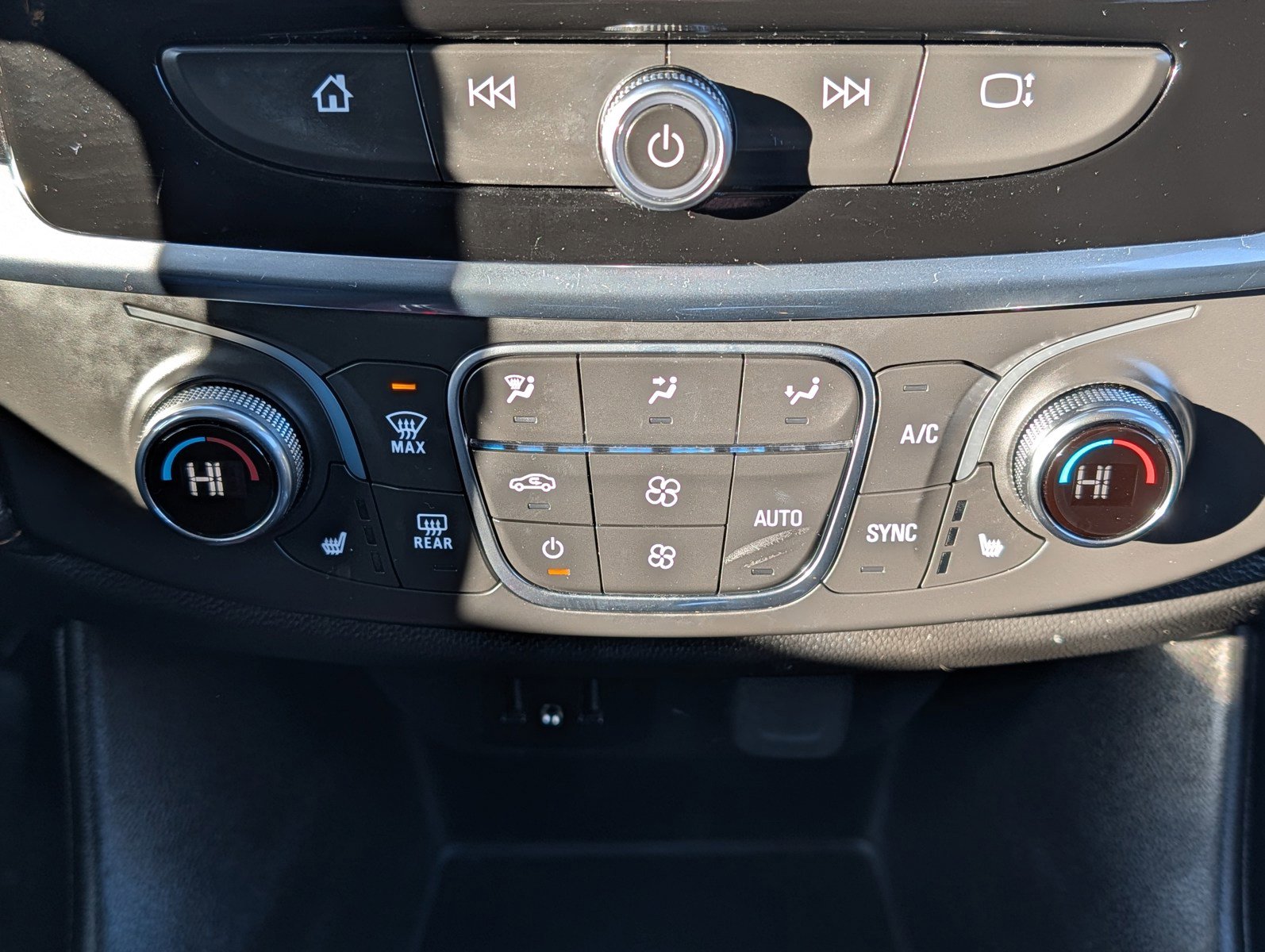 Used 2020 Chevrolet Traverse LT w/ Driver Confidence II Package image 25