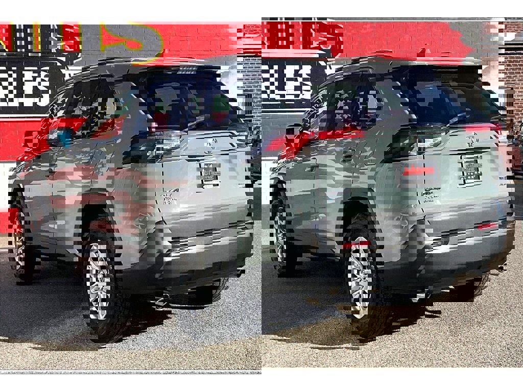 Used 2021 Toyota RAV4 XLE w/ Convenience Package image 13