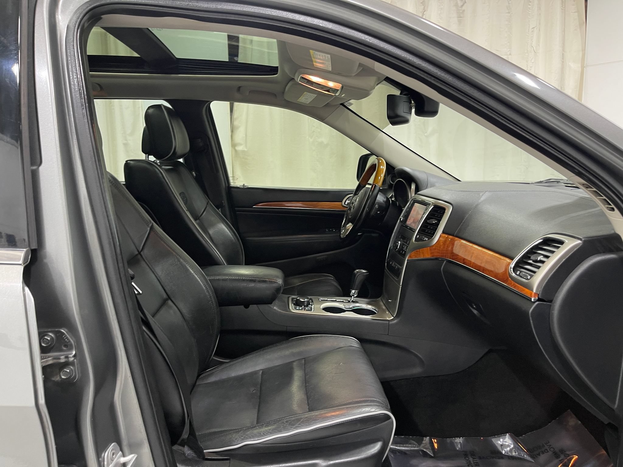 Used 2012 Jeep Grand Cherokee Overland AWD/4WD image 31