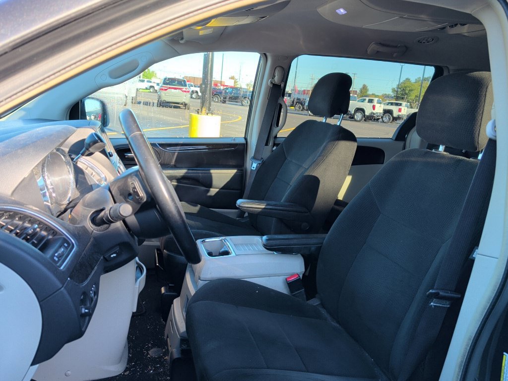 Used 2011 Chrysler Town & Country Touring FWD image 6