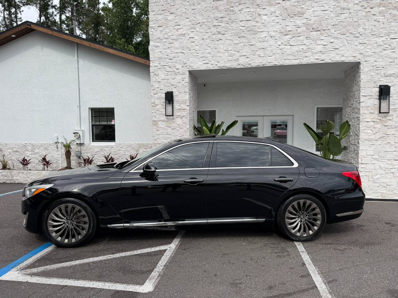Used 2017 Genesis G90 3.3T Premium RWD image 2