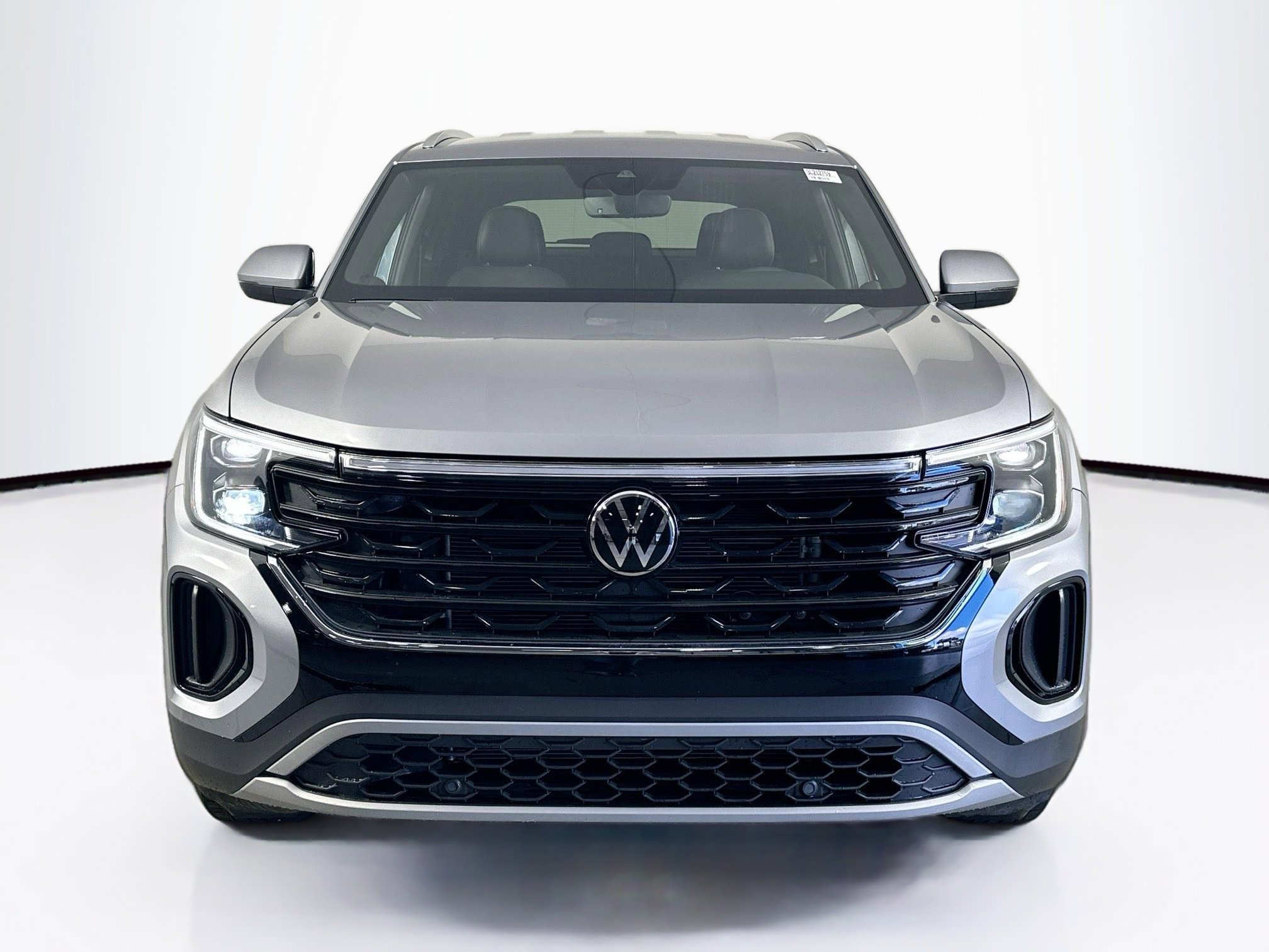 Used 2025 Volkswagen Atlas Cross Sport SE image 2