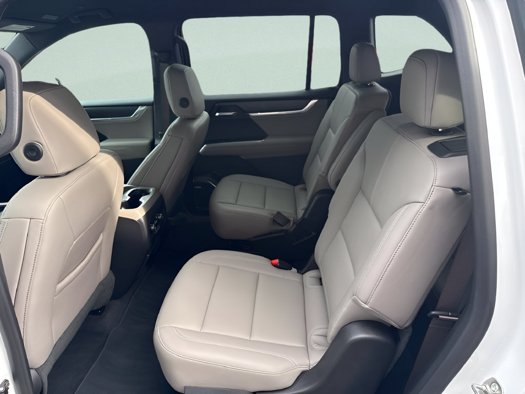 Used 2026 GMC Acadia Elevation w/ Elevation Premium Package FWD image 11