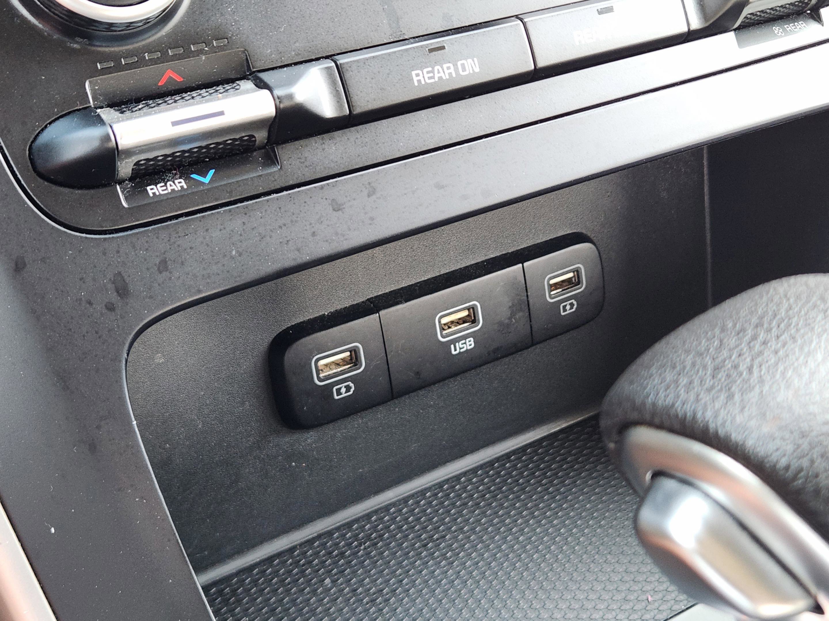 Used 2023 Kia Carnival LX image 13