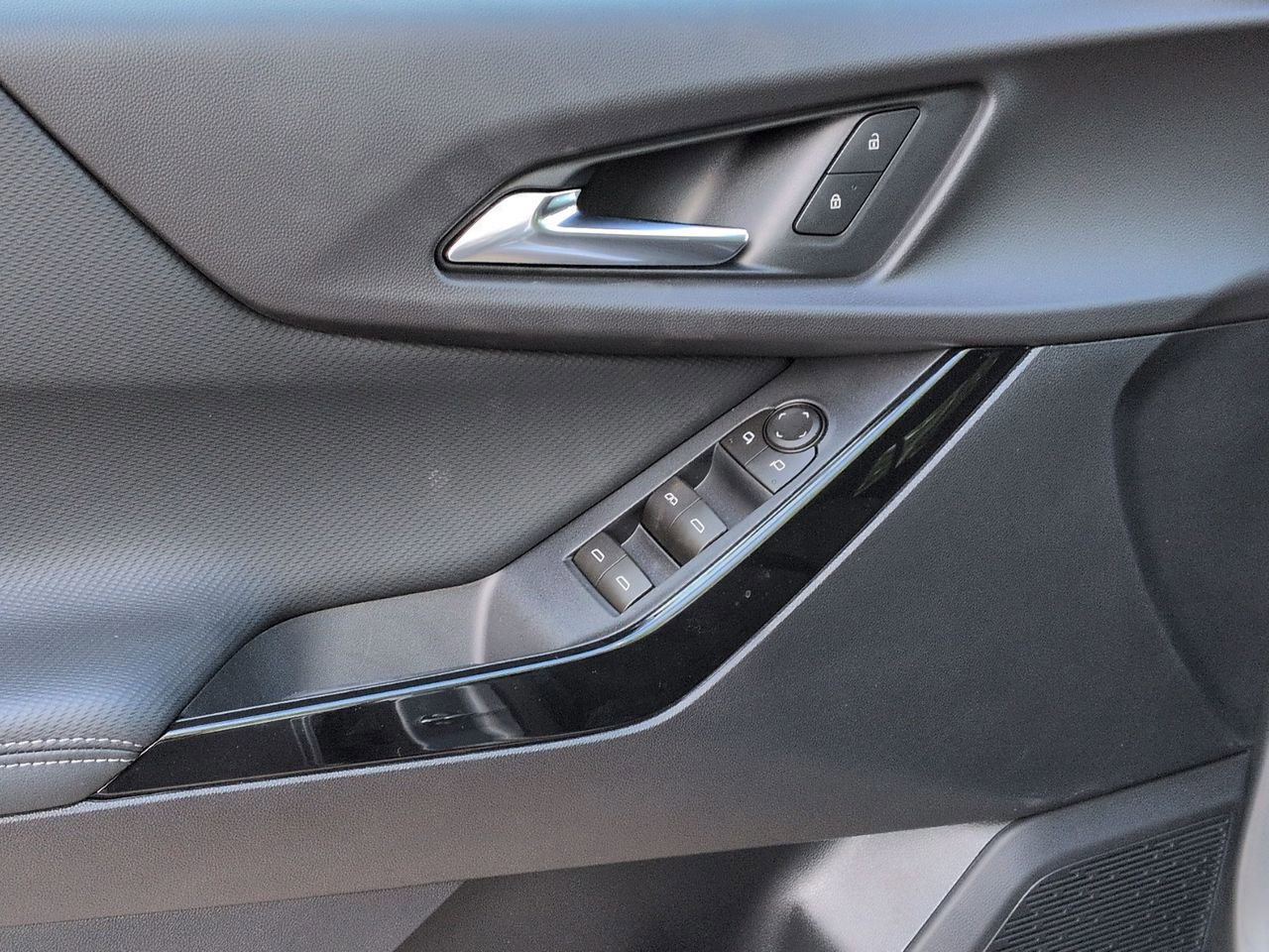 New 2026 Chevrolet Equinox LT w/ Safety and Technology Package FWD image 9