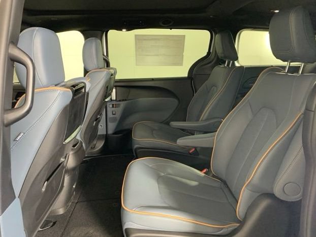 New 2027 Chrysler Pacifica Pinnacle w/ Theater Group FWD image 14