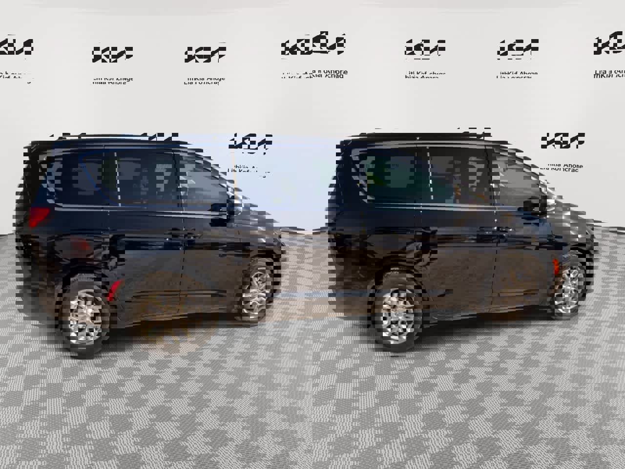 Used 2024 Chrysler Pacifica Touring-L image 9