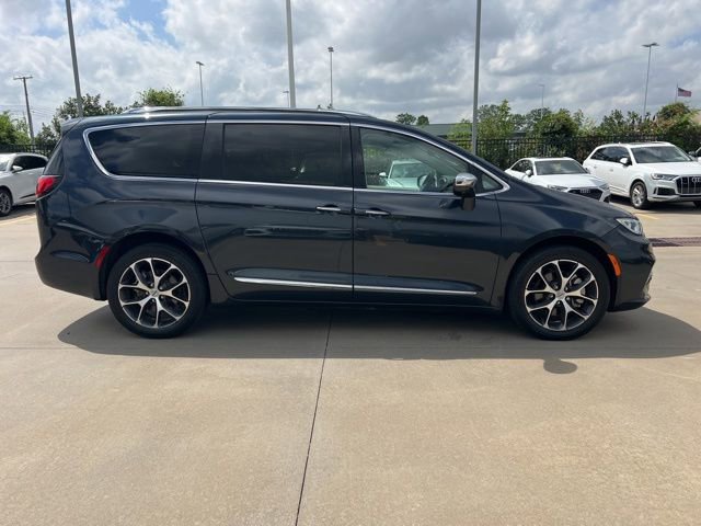 Used 2021 Chrysler Pacifica Limited w/ Uconnect Theater Family Group image 7