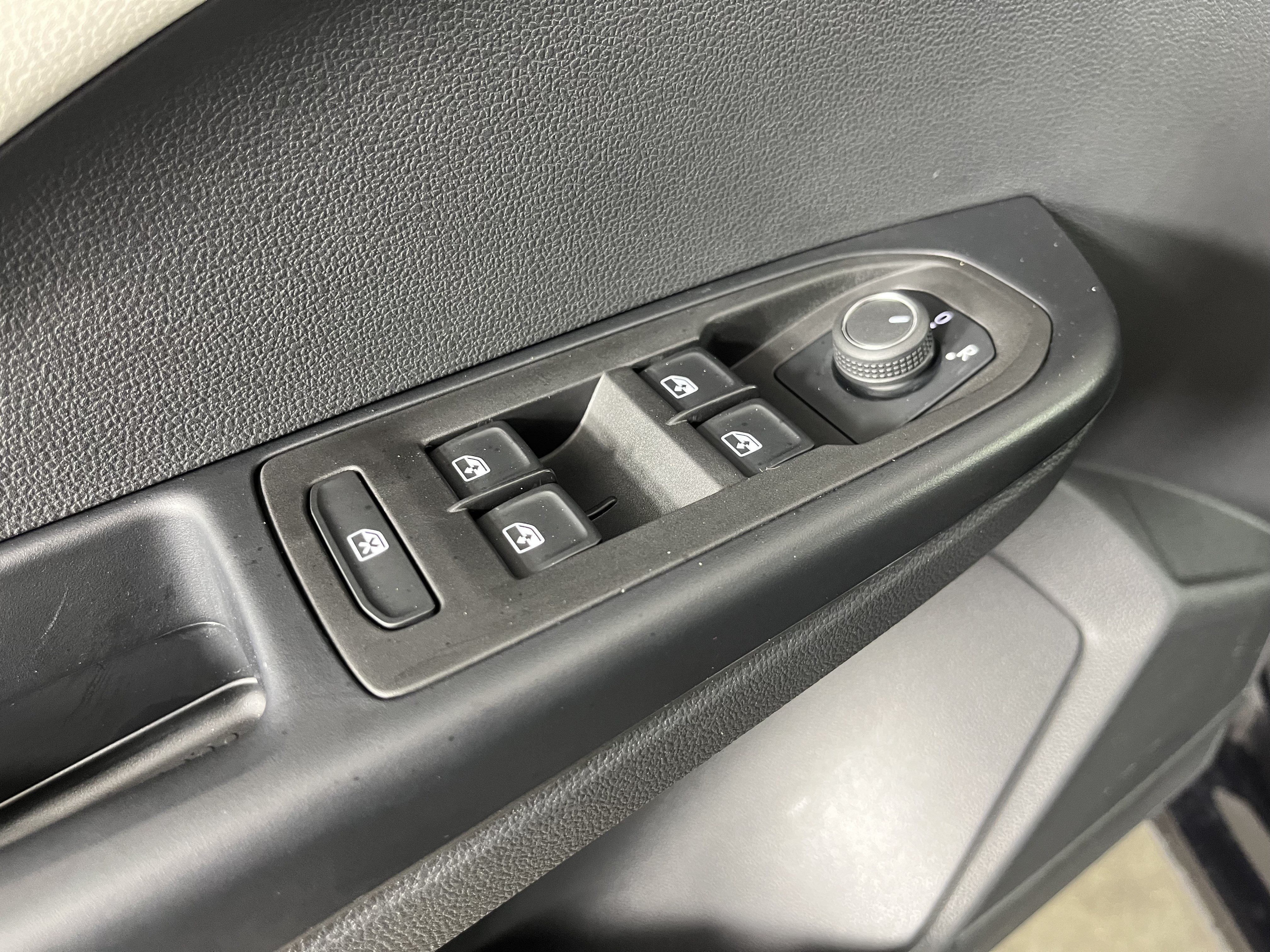 Certified 2025 Volkswagen Taos S FWD image 18