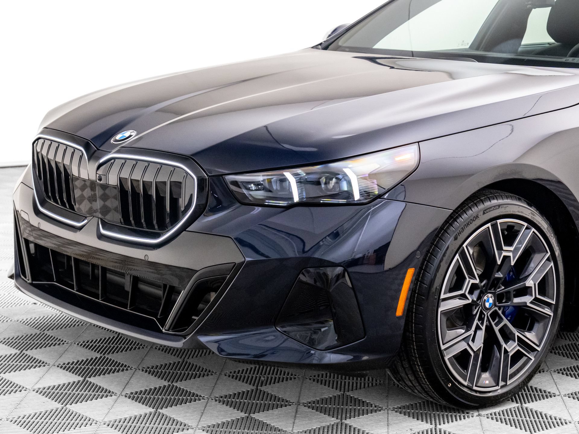 Certified 2026 BMW 530i xDrive w/ M Sport Package AWD/4WD image 36